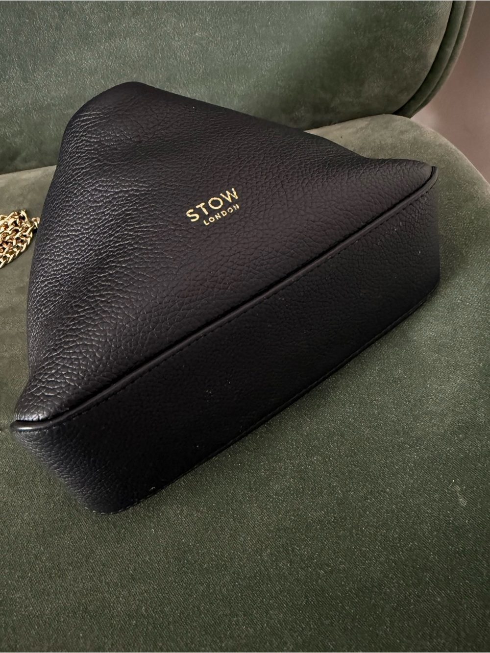 Stow London Mini Curve Crossbody Bag in Leather with Gold Chain Strap - Picture 4 of 13